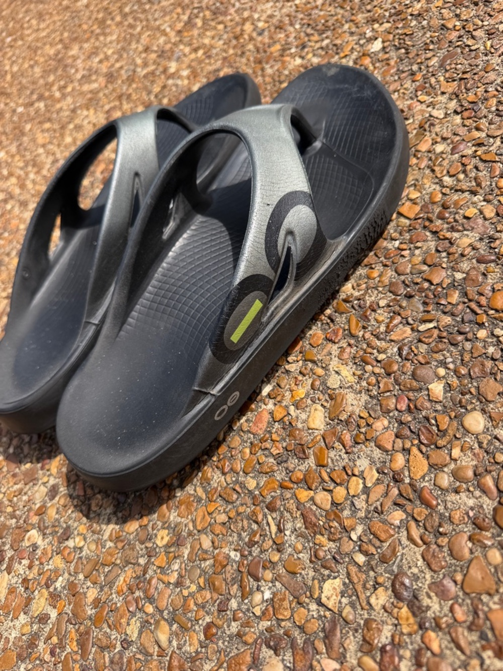 Mens Size 11 OOFOS Black and Gray Flip Flop Sandals - Picture 3 of 16
